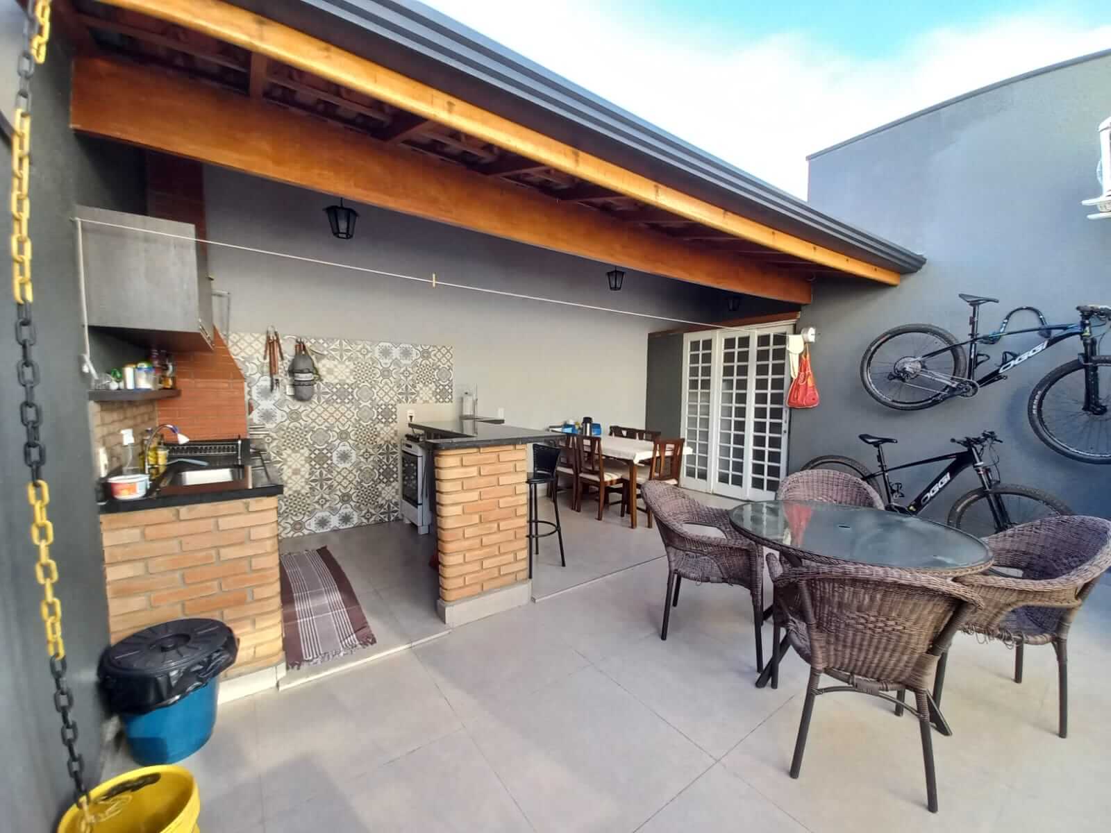 Casa á venda no Jd. residencial nova veneza no valor de $595.000,00 2 dorm sendo 1 suíte avalia permuta de menor valor.