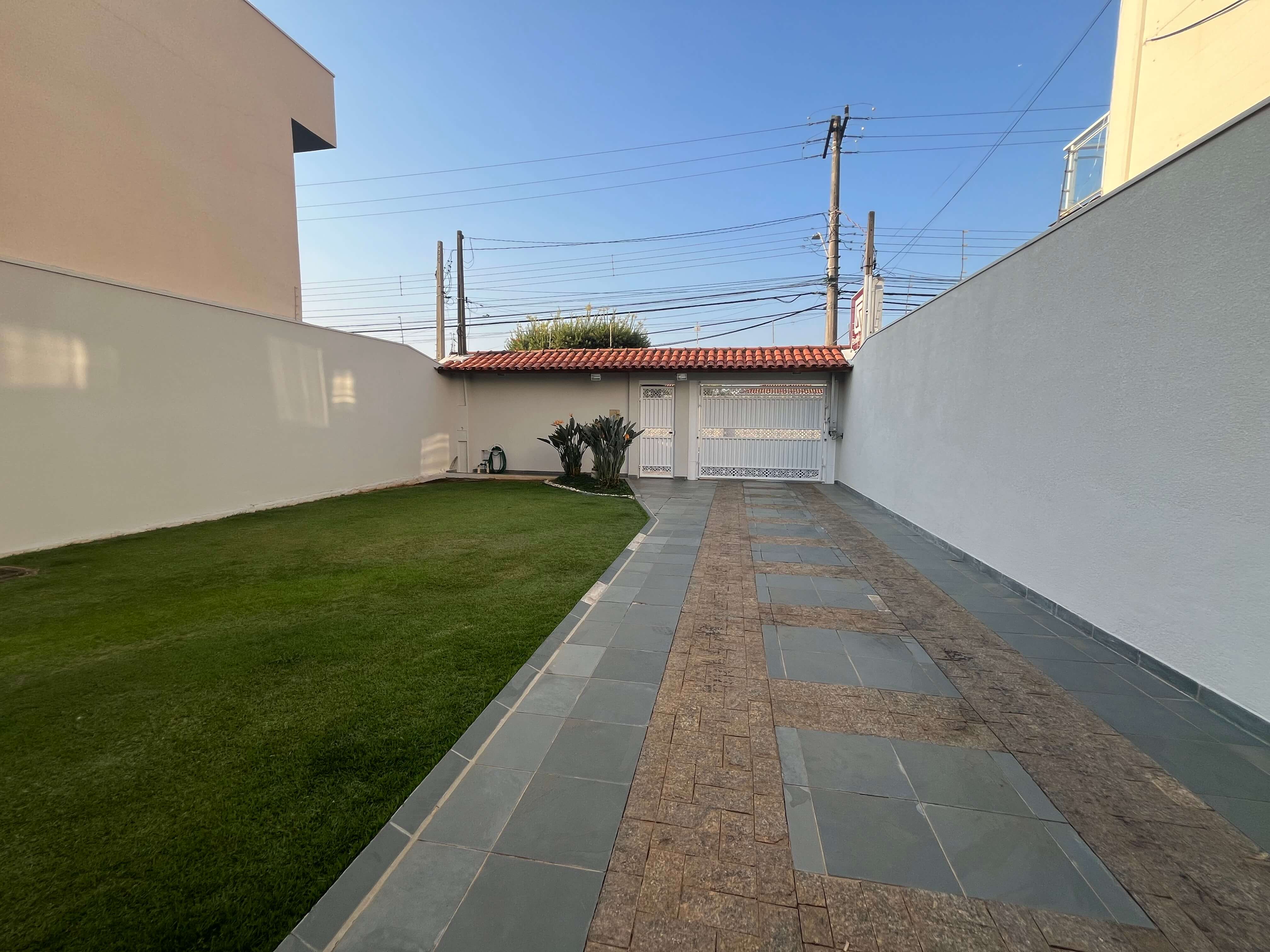 Casa sobrado ã venda nos fundos com 2 suítes e terreno grande na parte frontal! Jd Europa  R$800.000,00
