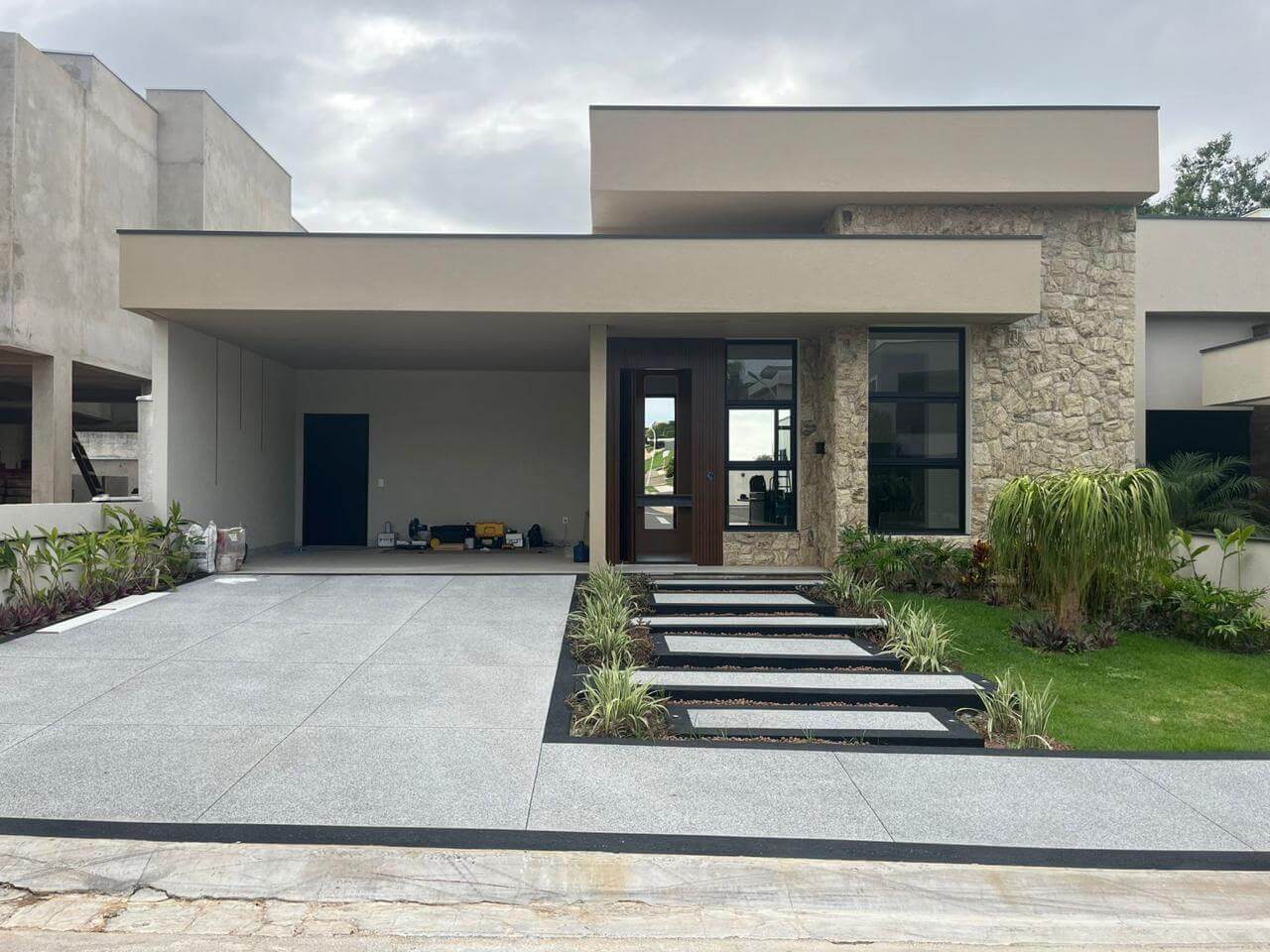 Descubra o lar dos seus sonhos! Essa casa térrea ALTO PADRÃO com piscina no Jd Dona Lucilla é perfeira pra você e sua família! R$2.600.000,00