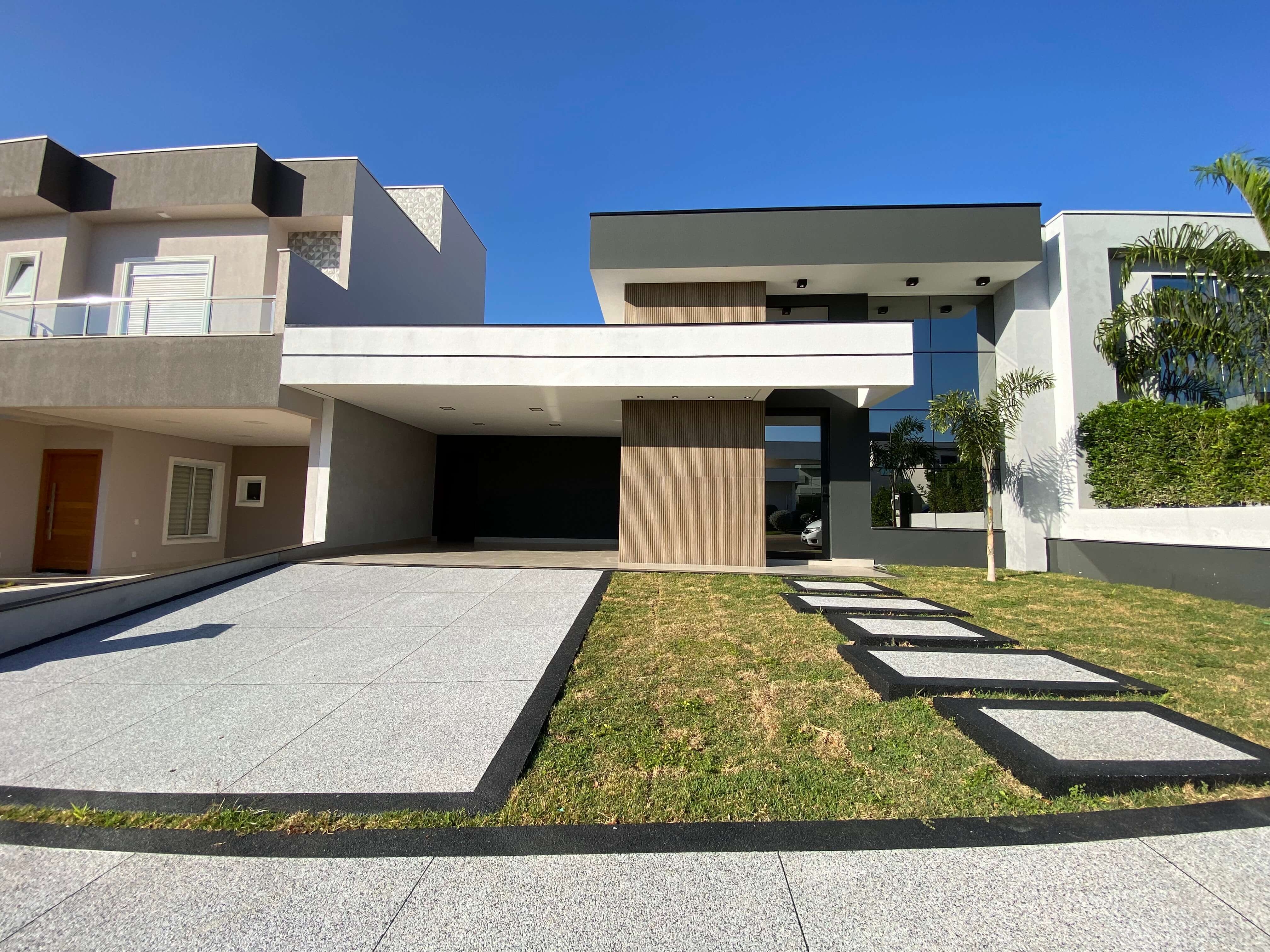 CASA TÉRREA A VENDA NO RESIDENCIAL DONA LUCILLA COM 3 SUÍTES.