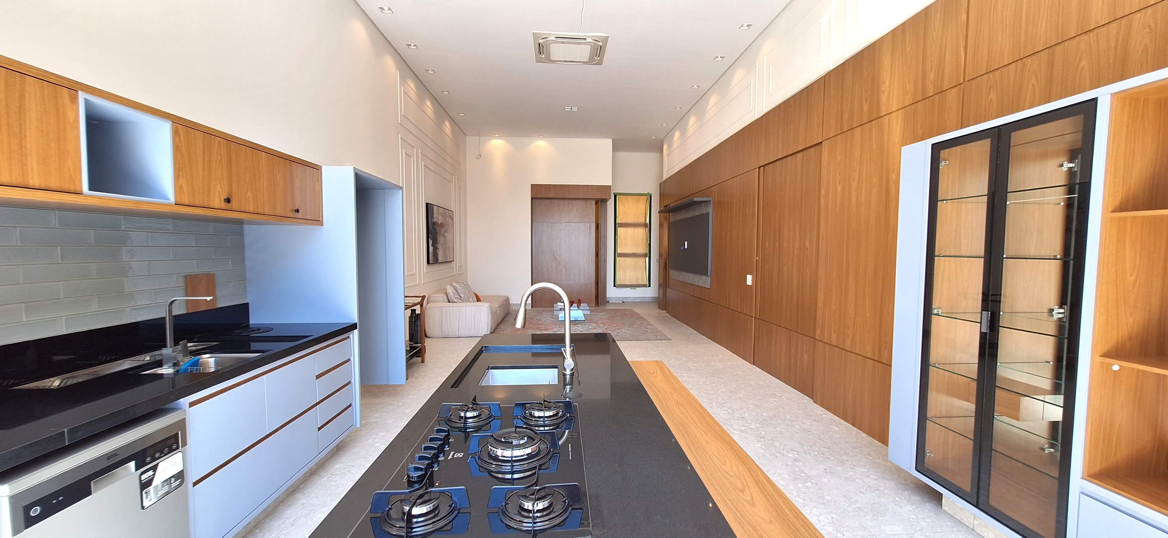 CASA TÉRREA COM PISCINA, 3 SUÍTES E FINO ACABAMENTO COND. DONA LUCILLA R$2.600.000,00 